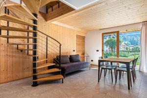 平佐洛Ciasa Fatati的木房子,客厅设有螺旋楼梯