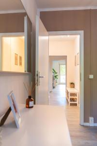 开姆尼茨Stylisches Apartment mit Balkon / Netflix / WIFI的客厅设有桌子和走廊