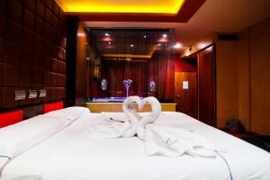 比亚努夫拉金星巴利亚多利德汽车旅馆的两个天鹅坐在酒店房间的床边