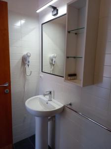 普罗基奥Il Roseto的白色的浴室设有水槽和镜子