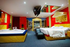 比亚努夫拉金星巴利亚多利德汽车旅馆的酒店客房,设有两张红色和黄色的床铺