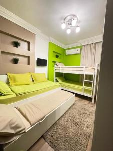 Luxury Mamoura Alexandria Apartment客房内的一张或多张双层床