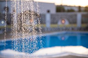 佩里沃罗曼蒂拉宜艾一室公寓酒店的游泳池前的喷泉