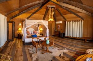 塞拉莱塞拉莱索里生态山林小屋的卧室配有一张床和一张桌子