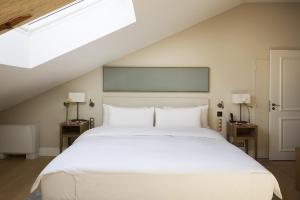 撒波兰Château de Montcaud的卧室配有白色的床和2个床头柜