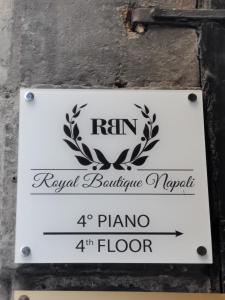 那不勒斯Royal Boutique Napoli的一种标牌,上面写着恩皇家植物医院的飞机地面