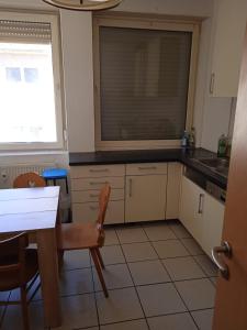 凯撒斯劳滕Apartment mit 3 Schlafzimmer的厨房配有桌椅和窗户。