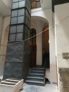 那不勒斯Royal Boutique Napoli的通往大楼门的楼梯
