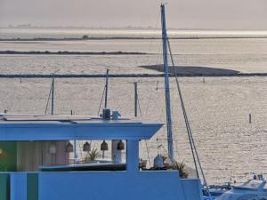 格拉多Laguna Faro Suites - Adults Only & Free Beach的水中的小船,水中的小船