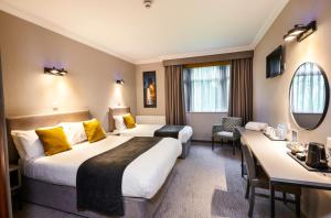 罗奇代尔皇家托比酒店的酒店客房配有两张床和一张书桌