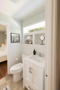 哥伦比亚Cute n' Comfy Capers的白色的浴室设有卫生间和水槽。