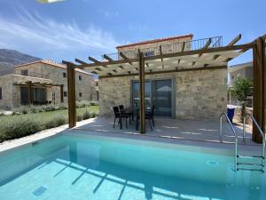帕莱罗斯VILLAS BALATSOURAS的一座带游泳池和房子的别墅