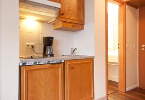 于斯德Inselresidenz Strandburg Juist - Wohnung 106 (Ref. 50958)的一个带木制橱柜和水槽的小厨房