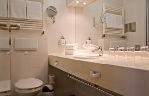 于斯德Inselresidenz Strandburg Juist - Wohnung 106 (Ref. 50958)的白色的浴室设有水槽和卫生间。