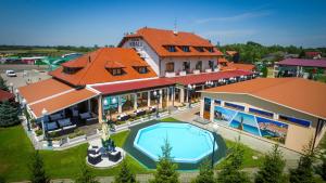 Donji KraljevecHOSTEL GREEN的享有带游泳池的别墅的顶部景致