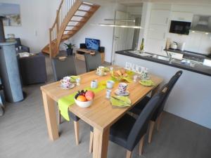 诺德霍恩Achtsamkeit - Nordhorn的厨房里配有一张带水果的木桌