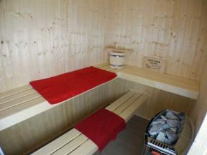 诺德霍恩Achtsamkeit - Nordhorn的一间小型客房,设有2张位于桑拿浴室内的床