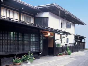 高山寿美吉旅馆的前面有盆栽植物的建筑