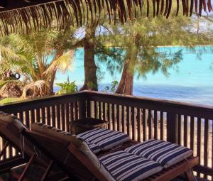 拉罗汤加穆里海岸酒店的一个带吊床和大海的门廊