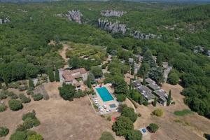 CasteljauResidence Vacances Bleues Lou Castel的享有带游泳池的庄园的空中景致