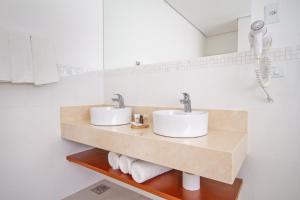 坎波斯杜若尔当庄园酒店的浴室设有2个水槽和白色的墙壁