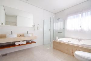 坎波斯杜若尔当庄园酒店的带浴缸、卫生间和盥洗盆的浴室
