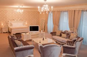佩奇杜卡吉尼酒店的客厅配有床、沙发和椅子