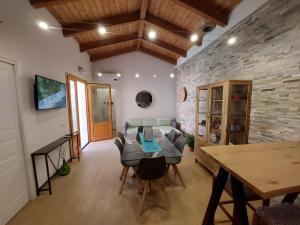 特乌拉达villa Sara的客厅配有桌子和石墙