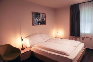 迪本多夫Dihei - Hotel, Lounge, Bar的卧室配有床、椅子和窗户。