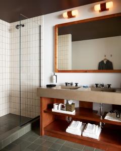 布鲁克林Ace Hotel Brooklyn的浴室设有2个水槽和镜子