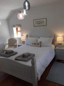 惠特比Meadowsweet @ Laneside的卧室配有白色的床和2条毛巾
