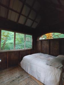 弗伦奇利克Lost River Hostel的一间设有床铺的卧室,位于带窗户的房间内