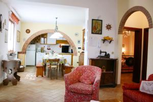 蒙特普齐亚诺Podere San Bono的厨房以及带桌椅的起居室。