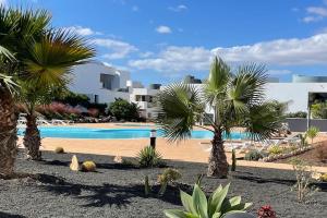 维拉韦德Suite Dreams Fuerteventura的一个带游泳池和棕榈树的度假村
