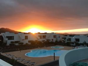 维拉韦德Suite Dreams Fuerteventura的度假村的日落美景,设有两个游泳池