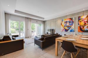 安锡Le Kube - Appartements de Prestige au centre d'Annecy的客厅配有沙发和桌子