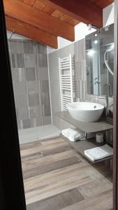 DecollaturaHotel Ristorante Caligiuri的浴室配有白色水槽和淋浴。