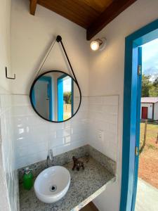 皮雷诺波利斯Espaço Tropicália的一间带水槽和镜子的浴室
