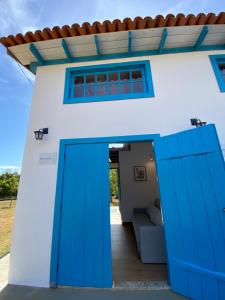 皮雷诺波利斯Espaço Tropicália的前面有一扇蓝色门的房子
