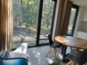 LilleBlack Box的客房设有桌椅和大窗户。