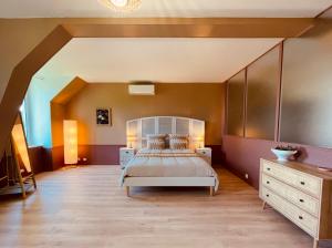 Villers-AllerandLa Bastide Champenoise - Chambres d'hôtes的一间卧室配有一张床,铺有木地板
