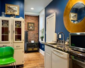 费城The Philadelphia Hotel Bella Vista的厨房拥有蓝色的墙壁和绿色的椅子