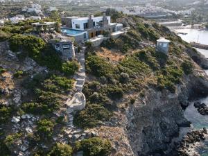 阿基欧斯尼古拉斯Villa Aiolos: above the sea, within Agios Nikolaos的悬崖上房屋的空中景观