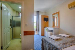 欧库卡拉AZAK BLUE OTEL的一间酒店客房 - 带一张床和一间浴室