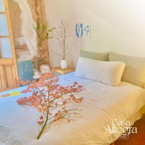 罗萨里奥Hotel Casa Allegra Art Suites的房间里的床上一棵树