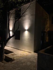布尔贾丽卡Apartment Centar的建筑物一侧有灯的墙