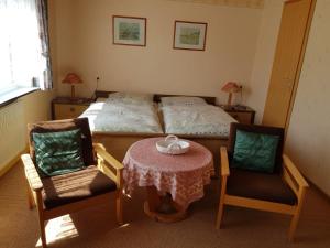 霍盖思Haus Waldblick的卧室配有一张床和一张桌子及椅子