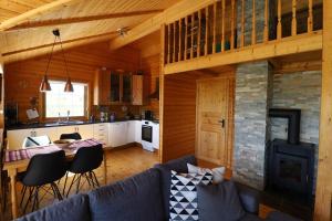 塞尔福斯Golden Circle Vacation Home with hot tub & fire place的一间带蓝色沙发的客厅和一间厨房