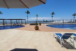 阿拉亚尔-杜卡布Resort no paraíso perto da praia的度假村旁带两把椅子的游泳池