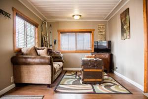 埃斯蒂斯帕克Prospect Cabin, Cozy 1-bedroom cabin with kitchen Dogs OK的客厅配有沙发和椅子